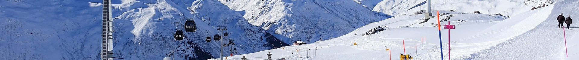 Winterlandschaft Andermatt mit Aussicht auf die Piste